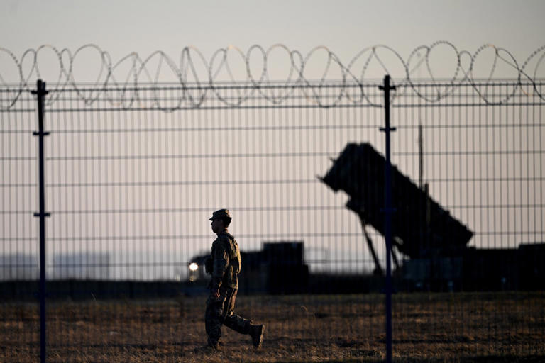 Un soldat le centre militaire pour l'Ukraine à l'aéroport de Rzeszow-Jasionka, à Jasionka, dans le sud-est de la Pologne, le 6 mars 2025.