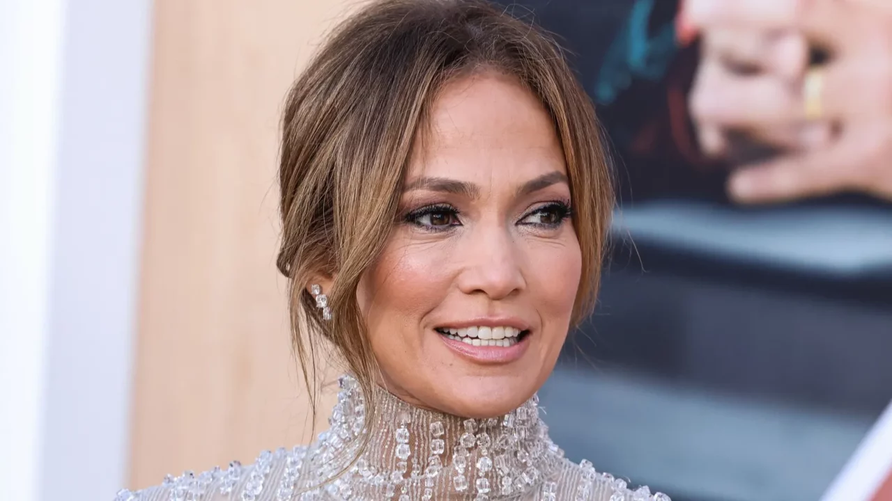 Jennifer Lopez Suffers Painful Facial Injury During AMAs 2025 Rehearsals