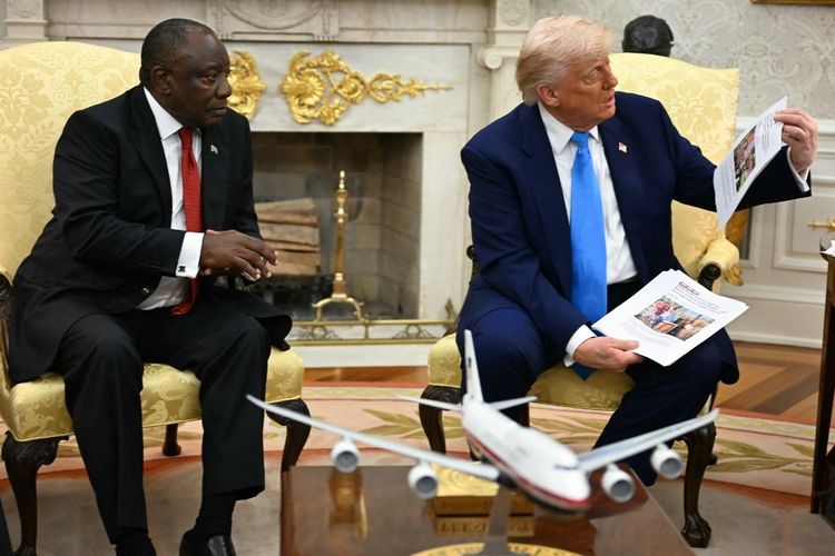 Presiden AS Donald Trump menunjukkan foto dan artikel yang diklaim mendukung isu genosida warga kulit putih di Afrika Selatan saat bertemu dengan Presiden Afrika Selatan Cyril Ramaphosa di Ruang Oval Gedung Putih di Washington DC pada 21 Mei 2025.
