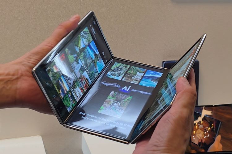 Samsung's First Three-Fold Smartphone Released on July 9?