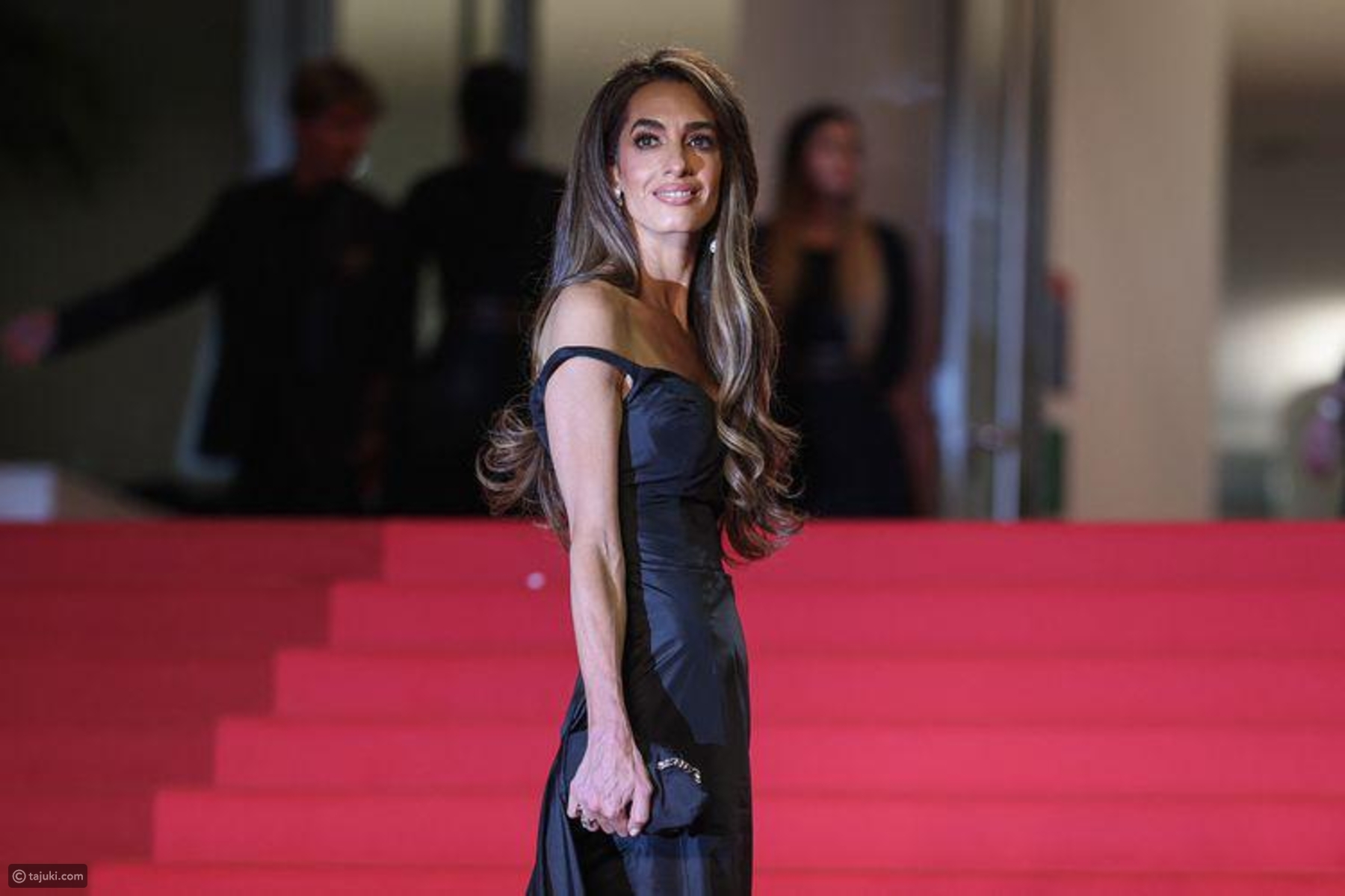 أمل كلوني بطلّة جمالية أنيقة مناسبة للمرأة الأربعينية في كان