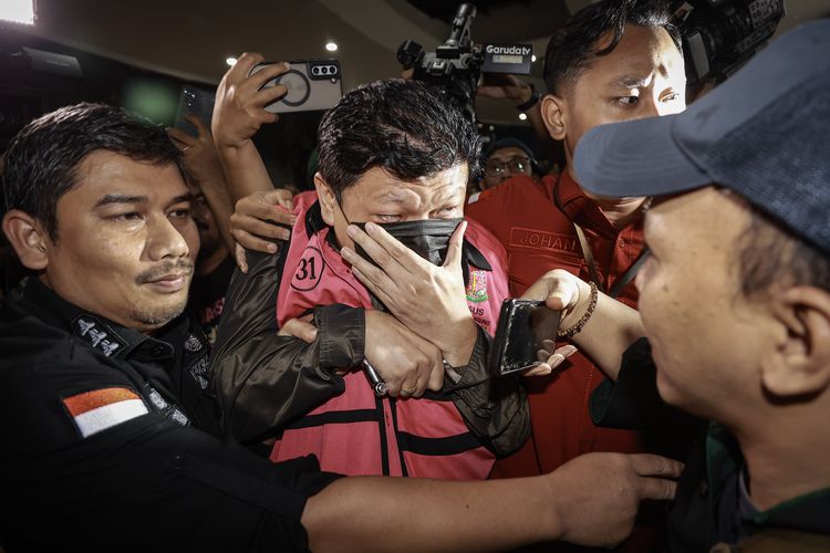 Mantan Dirut PT Sri Rejeki Isman Tbk (Sritex) Iwan Setiawan Lukminto (tengah) dikawal petugas menuju mobil tahanan usai menjalani pemeriksaan di Gedung Bundar Jampidsus Kejaksaan Agung (Kejagung), Jakarta, Rabu (21/5/2025). Kejagung resmi menetapkan mantan Dirut Sritex Iwan Setiawan Lukminto, mantan Dirut Bank DKI Zainudin Mapa serta mantan pimpinan Divisi Komersial dan Korporasi Bank BJB Dicky Syahbandinata sebagai tersangka dalam kasus dugaan tindak pidana korupsi pemberian kredit kepada PT Sritex yang mengakibatkan kerugian negara sebesar Rp692 miliar. ANTARA FOTO/Dhemas Reviyanto/foc.