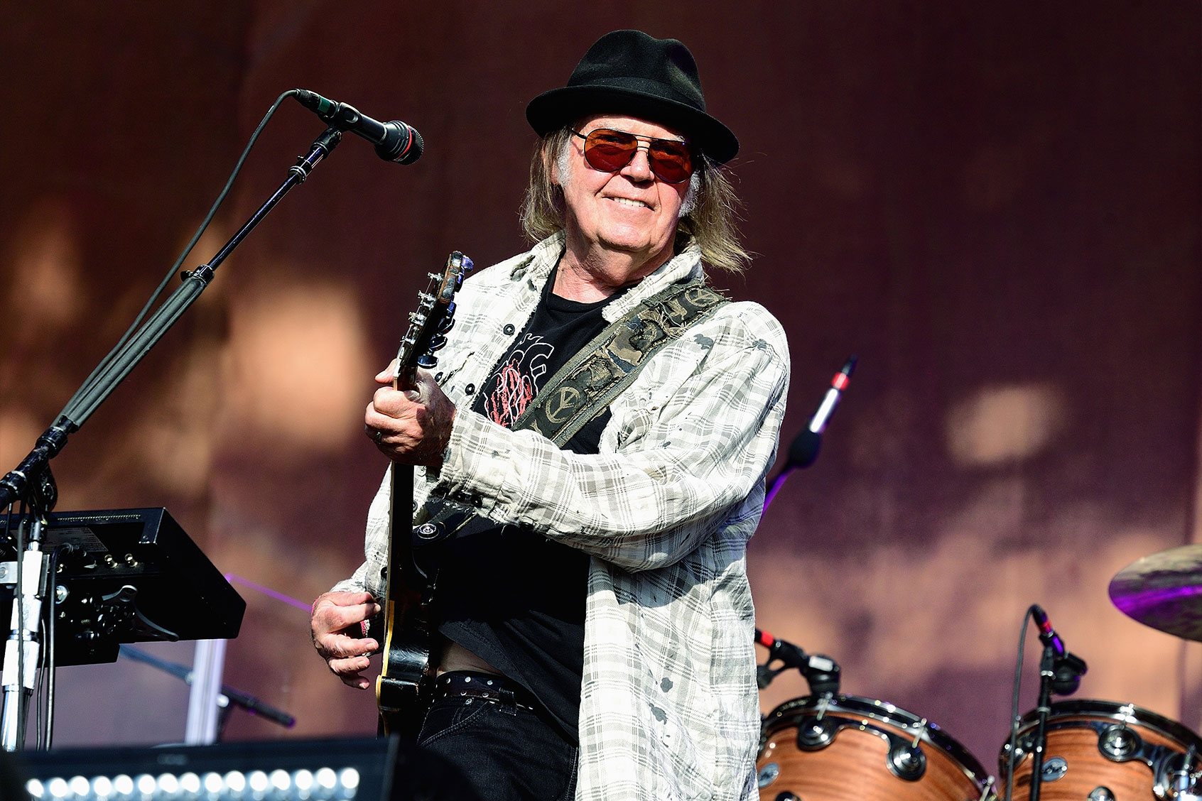 "You work for us" Neil Young trashes Trump, supports Springsteen in(02)