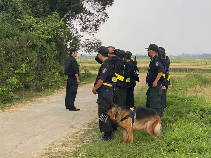 Cả thôn sáng đèn, chó nghiệp vụ lùng sục trong đêm tìm nghi phạm giết người