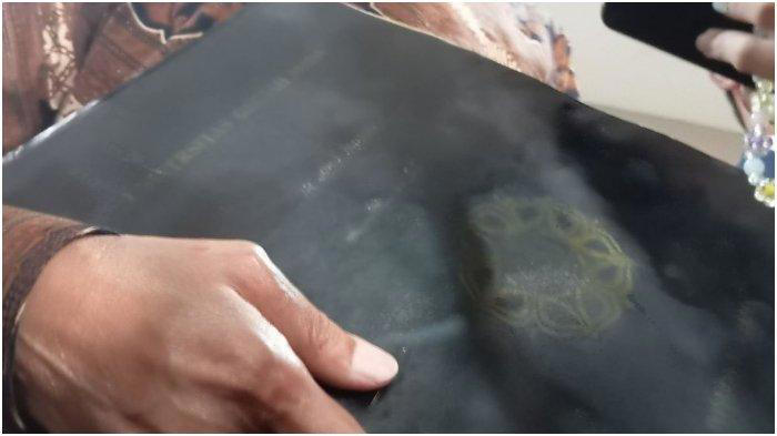 Ijazah UGM milik Joko Widodo yang diambil dari penyidik Bareskrim Polri, Jakarta, Selasa (20/5/2025)