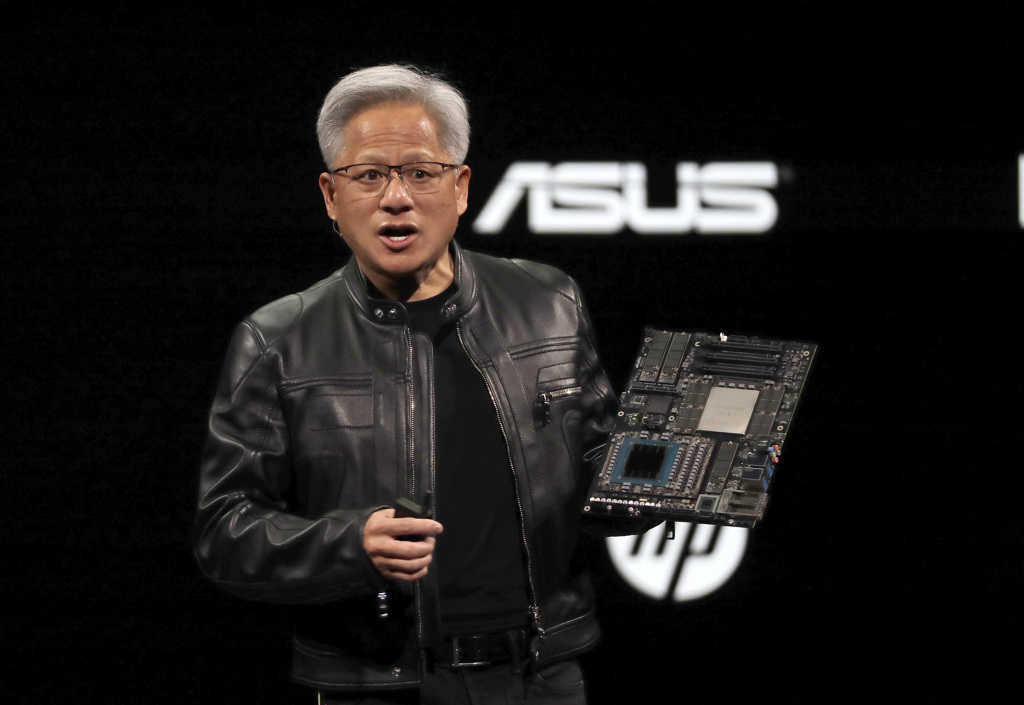 輝達公司總裁暨執行長黃仁勳於2025年5月19日（週一）在台灣台北舉行的 2025 年台北國際電腦展（Computex）上發表演說。（圖 /美聯社）