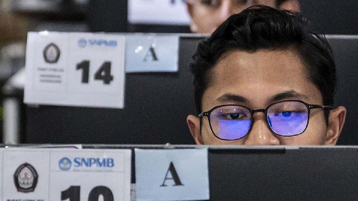 Berikut adalah hal-hal yang perlu dipersiapkan dan dihindari oleh peserta UTBK-SNBT 2025:
Yang Perlu Dipersiapkan:
1. Materi Pelajaran: Pelajari materi pelajaran yang akan diujikan.
2. Keterampilan Test: Latih keterampilan mengerjakan soal-soal ujian.
3. Jadwal Belajar: Buat jadwal belajar yang teratur dan konsisten.
4. Kesehatan Fisik dan Mental: Jaga kesehatan fisik dan mental dengan istirahat yang cukup dan pola makan seimbang.
5. Sarana dan Prasarana: Persiapkan perlengkapan yang diperlukan seperti alat tulis, penggaris, dll.
Yang Perlu Dihindari:
1. Menunda-nunda Persiapan: Jangan menunda persiapan karena akan membuat beban belajar menjadi lebih berat.
2. Membaca Materi Secara Berlebihan: Hindari membaca terlalu banyak materi yang tidak relevan dengan ujian.
3. Stres Berlebihan: Jangan terlalu stres atau cemas karena dapat mempengaruhi kinerja.
4. Tidak Istirahat yang Cukup: Jangan mengorbankan waktu istirahat