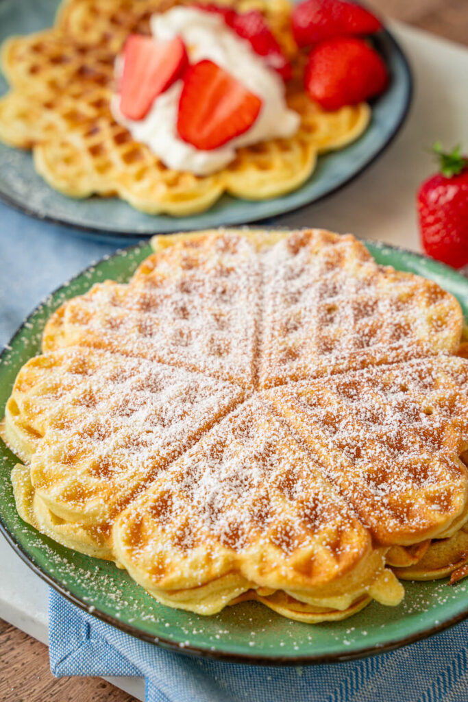 Waffeln mit Schlagsahne und Erdbeeren – leckeres Herzwaffel Rezept