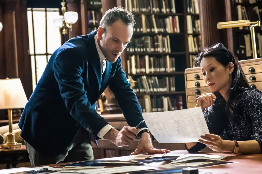  جانی لی میلر©Hill of Beans Productions / Timberman-Beverly Productions / CBS Television Studiosمیلر در فیلم Elementary (2012-2019) بازی کرد و هولمز را به عنوان یک معتاد در حال ترک که با پلیس نیویورک مشورت می‌کند، به تصویر کشید. برداشت مدرن و آسیب‌پذیر او در میان انبوه اقتباس‌ها برجسته بود. 