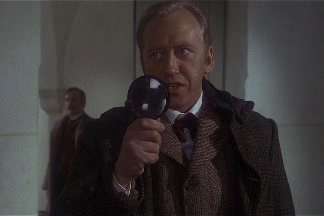  نیکول ویلیامسون©یونیورسال پیکچرز / در فیلم «راه حل هفت درصدی» (۱۹۷۶)، ویلیامسون روایتی منحصر به فرد از هولمز به عنوان یک نابغه‌ی مشکل‌دار که با اعتیاد به کوکائین دست و پنجه نرم می‌کند، ارائه داد و جنبه‌ی تاریک‌تر و انسانی‌تر این کارآگاه را آشکار کرد. 