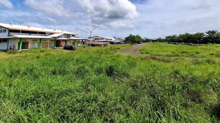 Area Luar Pasar Rakyat Morotai ,Dikepung, Rumput Liar,Pedagang Beri ...