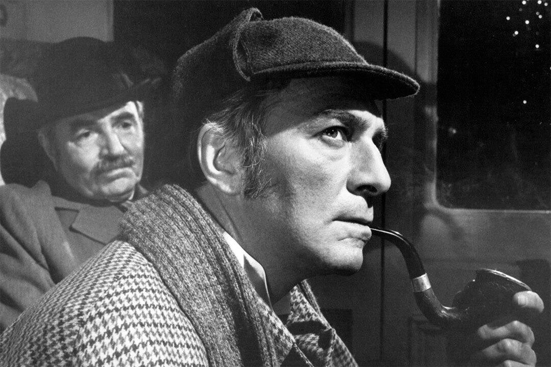  کریستوفر پلامر©شرکت توسعه فیلم کانادا (CFDC) / بازیگران مشهور در فیلم «قتل با حکم» (۱۹۷۹)، پلامر با گرمی و ظرافت، هولمز را در حالی که قتل‌های جک قاتل را بررسی می‌کند، به تصویر کشید و پیچیدگی عاطفی را به شخصیت بخشید. 