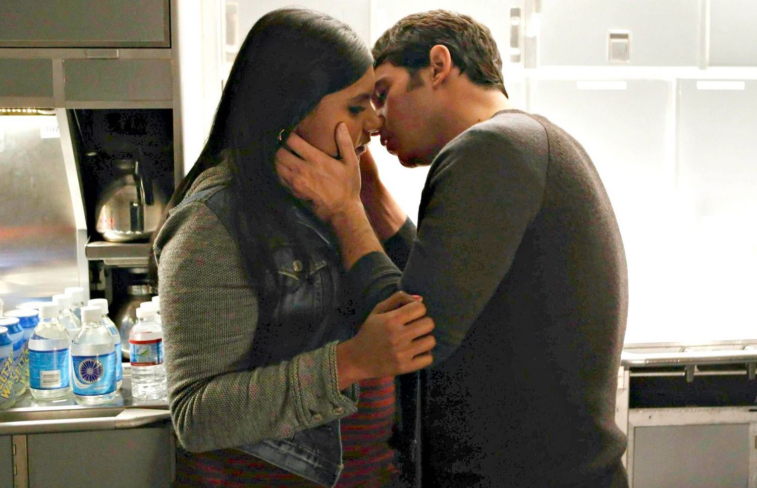 How to Give the Perfect Kiss: Ace Your Timing & Technique