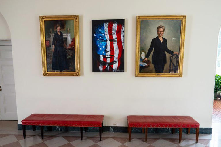 Trump hangs outrageous painting with Reagan and Lincoln on White House(02)