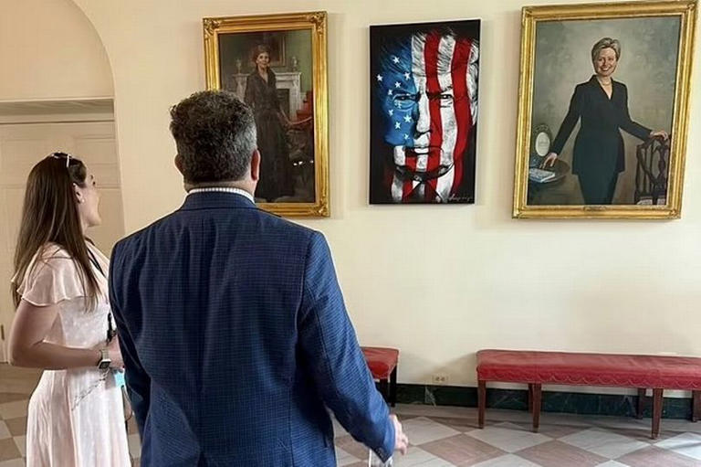 Trump hangs outrageous painting with Reagan and Lincoln on White House(00)