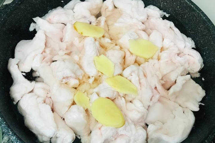 Cách rán mỡ lợn thơm ngon: Cho thêm vài lát gừng. (Ảnh: Xiachufang)