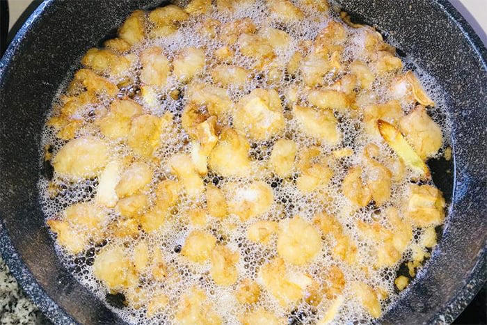 Đun sôi nhỏ lửa để tránh mỡ lợn bị đen, cháy. (Ảnh: Xiachufang)