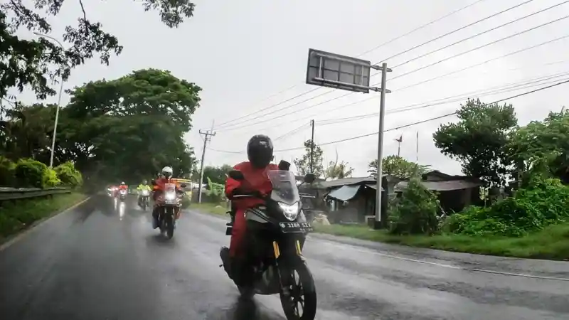 Tahun Baru 2026 Diprediksi Hujan, Pengendara Motor Diingatkan Waspada