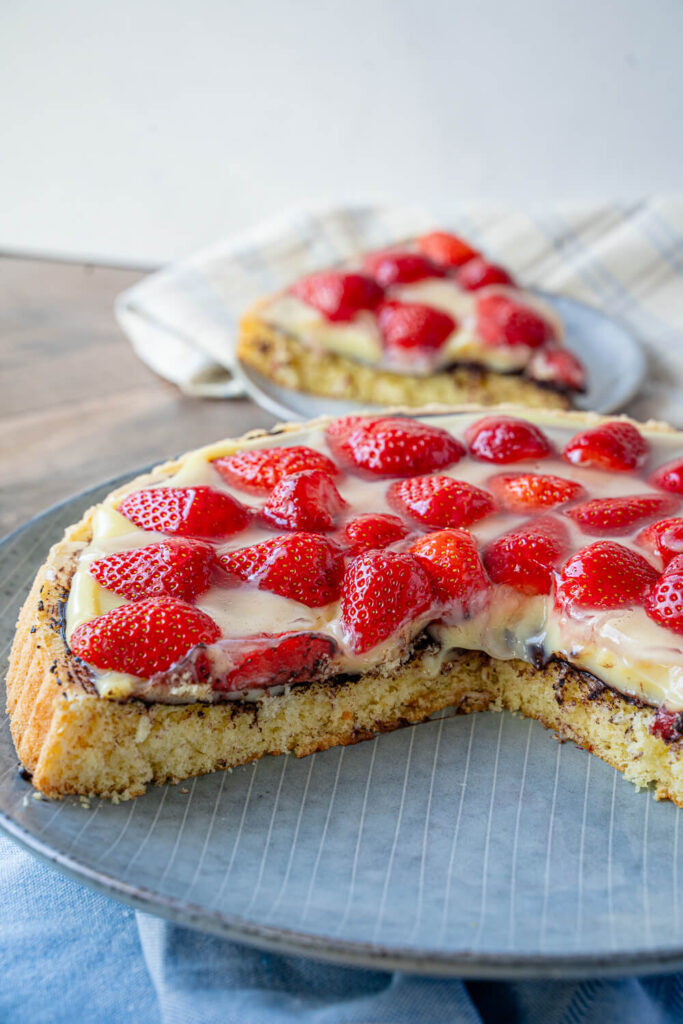 Erdbeerkuchen mit Vanillepudding – Einfaches Rezept für Obstboden mit ...