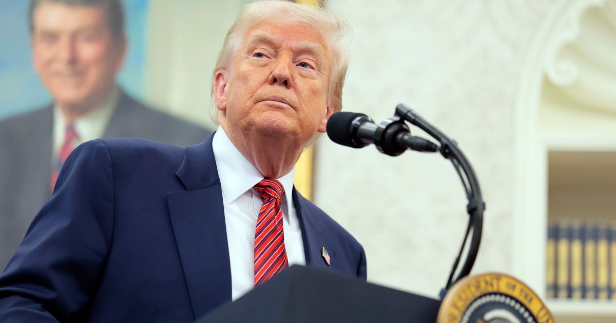 Cuộc thăm dò mới: Người Mỹ đánh giá cao Trump vì 'duy trì hiến pháp', Biden chưa bao giờ có những con số như thế này