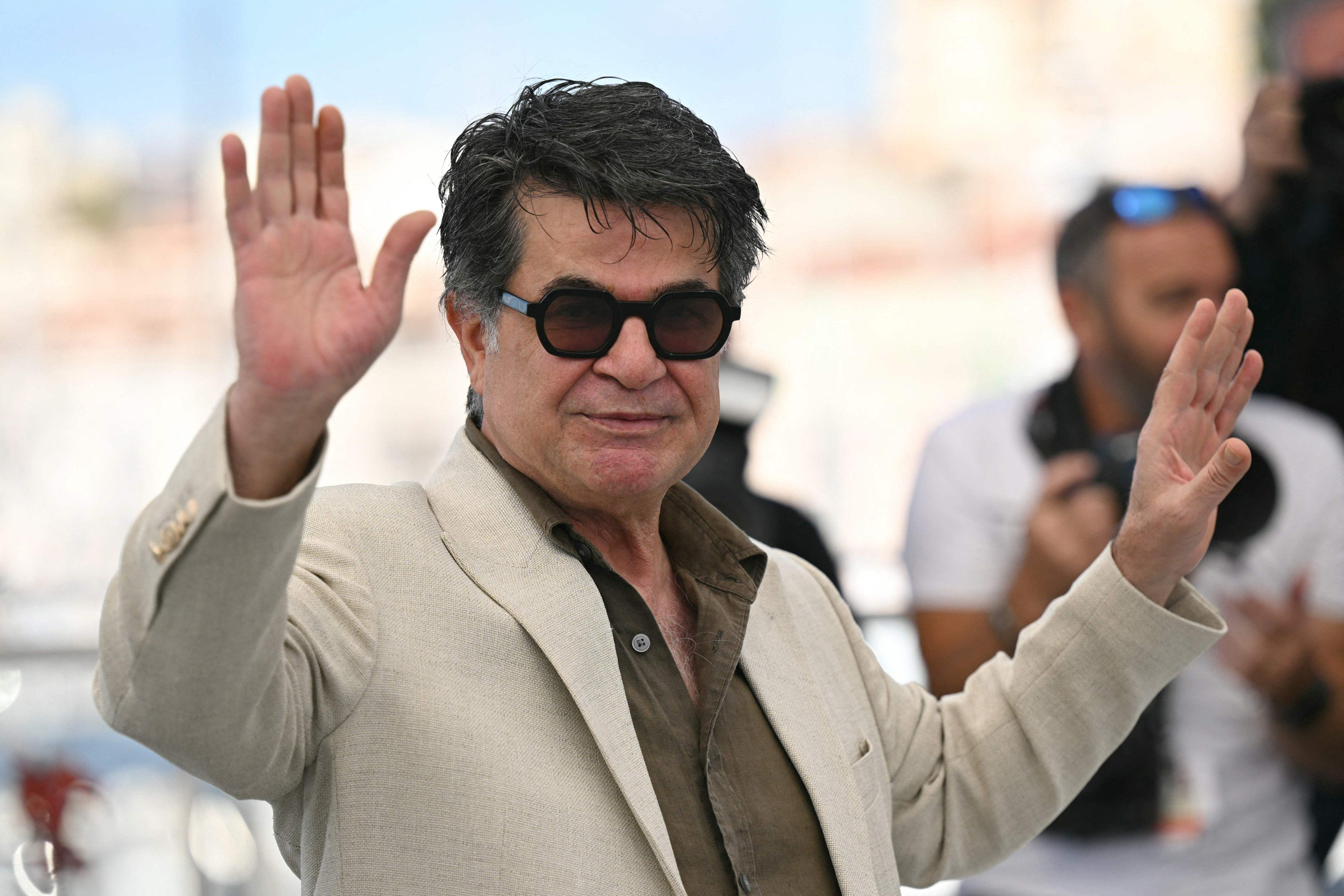 Vainottu iranilaisohjaaja Jafar Panahi keksii erikoisia keinoja kiertää ...