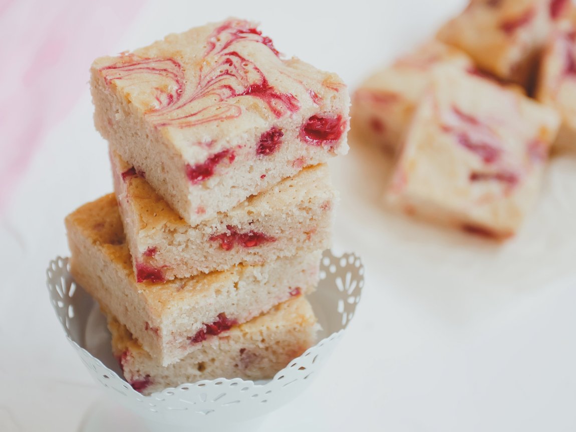 Himmlische Himbeer-Blondies: Süßes Gebäck mit weißer Schokolade