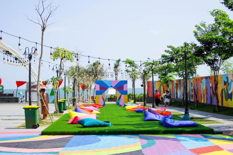 Pantai BSB Balikpapan menghadirkan konsep pantai modern dengan dekorasi Instagramable, kuliner lezat, dan hiburan seru. Tiket mulai Rp 15.000!'
