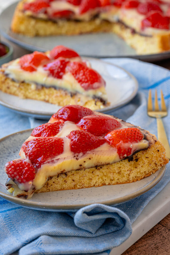 Erdbeerkuchen mit Vanillepudding – Einfaches Rezept für Obstboden mit ...