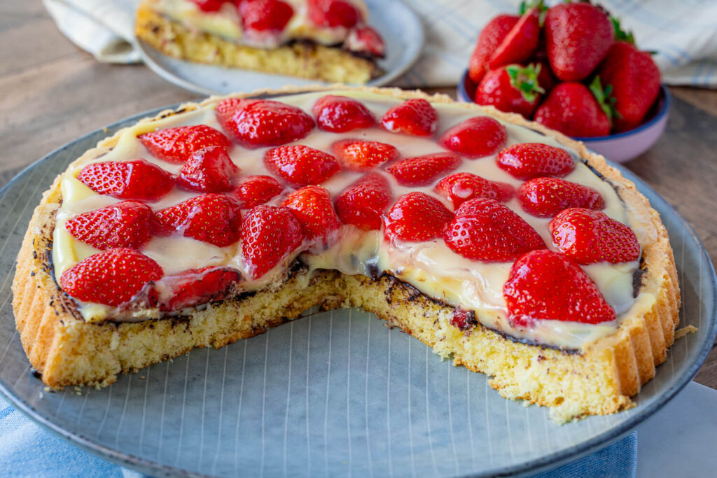 Erdbeerkuchen mit Vanillepudding – Einfaches Rezept für Obstboden mit ...