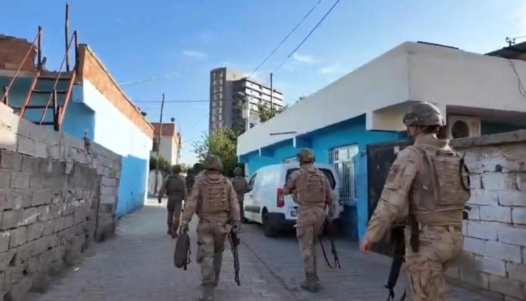 DİYARBAKIR VE BATMAN'DA İŞ YERİ KURŞUNLAMA İLE KUNDAKLAMA EYLEMLERİNE KATILAN "DALTONLAR" ÇETESİNE DÜZENLENEN OPERASYONDA 3 KİŞİ GÖZALTINA ALINDI.