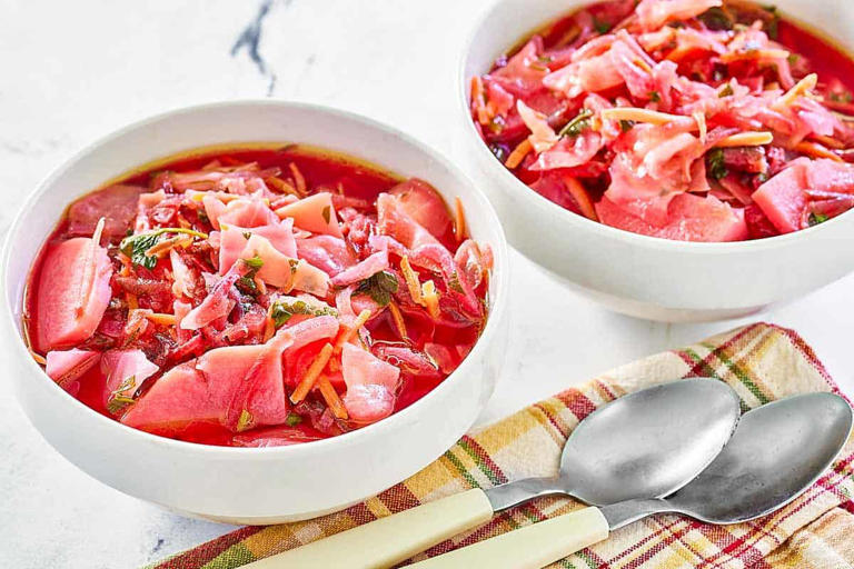 Traditional borscht recipe: Hearty vegetarian beet soup for cold weather