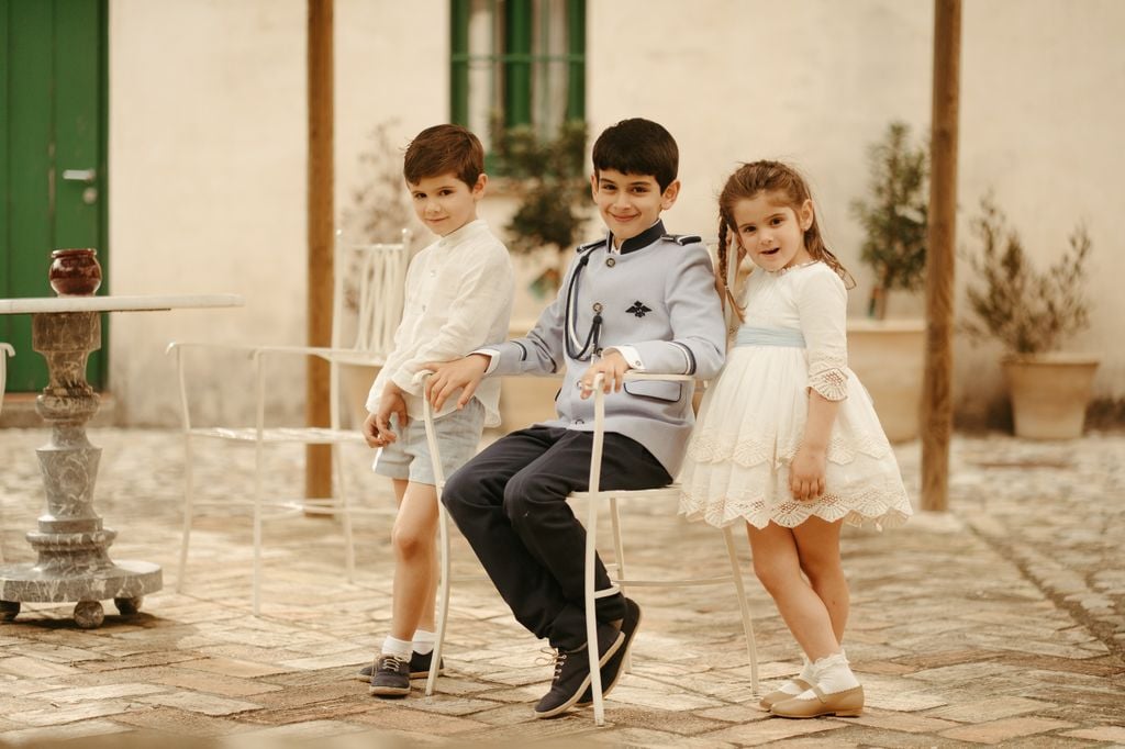 El hijo mayor de Víctor Janeiro y Beatriz Trapote hace la Primera Comunión:  todos los detalles y las fotos de un día inolvidable