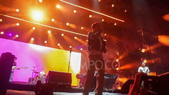Warta Bandung Barat | Tertawa dengan Kelakar Julian Kaisar di Pertunjukan Juicy Luicy Soundsfest 2025