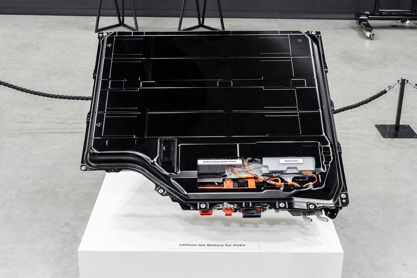 Haram tambahkan radiator coolant biasa ke mobil listrik, ini bahayanya
