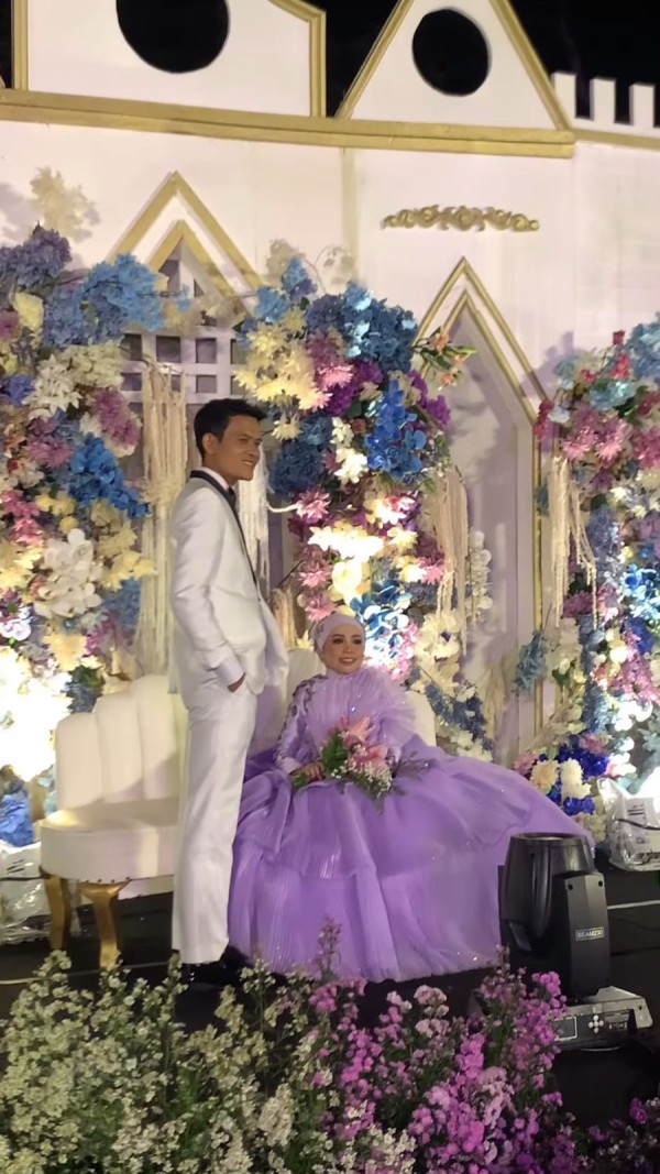 Warta Bandung Barat | 7 Gambar Menggemaskan dari Pernikahan Lolly dan Robi yang Diselenggarakan dengan Sukses Besar!
