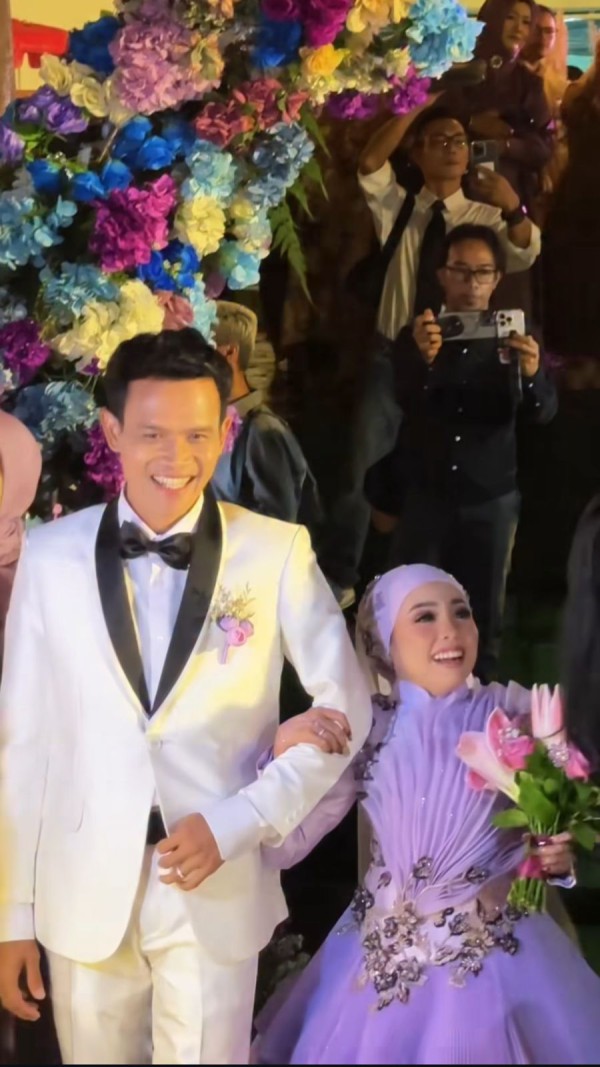 Warta Bandung Barat | 7 Gambar Menggemaskan dari Pernikahan Lolly dan Robi yang Diselenggarakan dengan Sukses Besar!