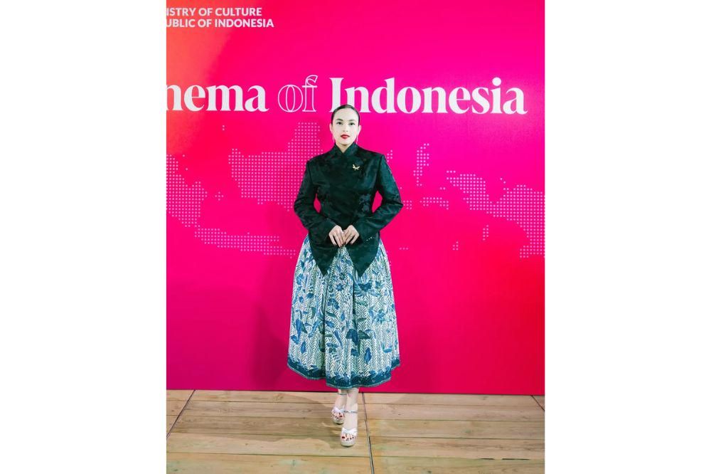 Warta Bandung Barat | 7 Gambar Chelsea Islan di Cannes Film Festival 2025 yang Menggoda dengan Jarik Tradisional