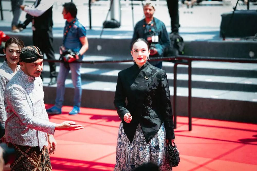 Warta Bandung Barat | 7 Gambar Chelsea Islan di Cannes Film Festival 2025 yang Menggoda dengan Jarik Tradisional