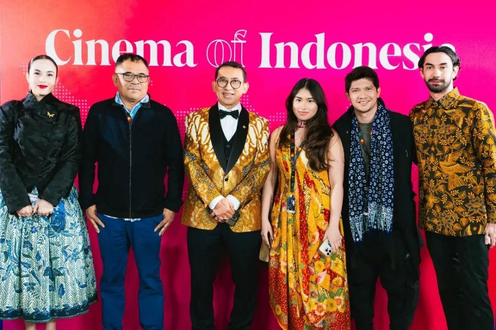 Warta Bandung Barat | 7 Gambar Chelsea Islan di Cannes Film Festival 2025 yang Menggoda dengan Jarik Tradisional