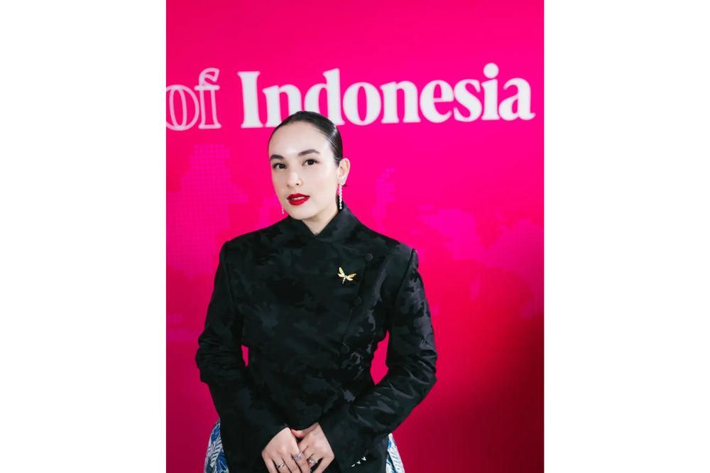 Warta Bandung Barat | 7 Gambar Chelsea Islan di Cannes Film Festival 2025 yang Menggoda dengan Jarik Tradisional