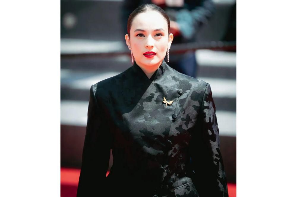 Warta Bandung Barat | 7 Gambar Chelsea Islan di Cannes Film Festival 2025 yang Menggoda dengan Jarik Tradisional