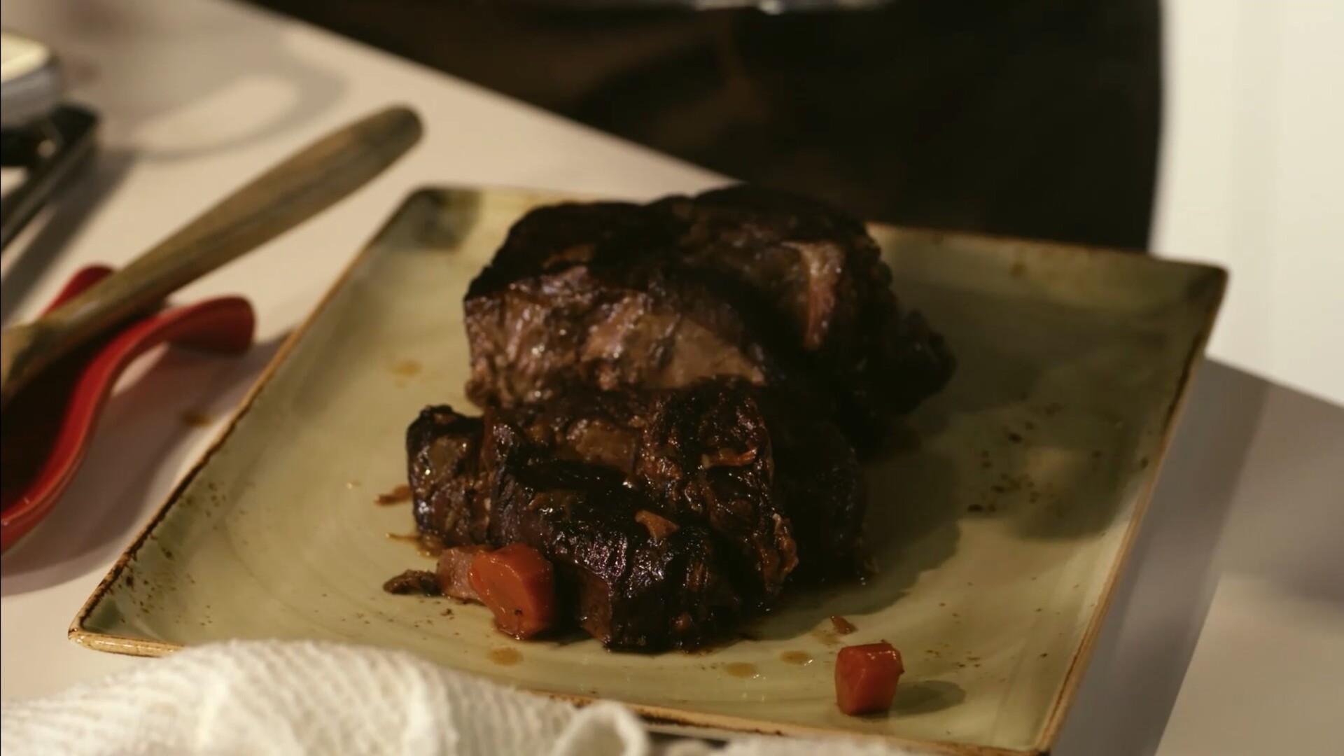 Langsam gekochte Rinderschulter mit Bouquet Garni und Wein
