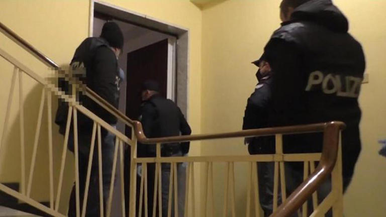 Manuali per fare ordigni esplosivi con i cellulari, studente universitario arrestato nel Lecchese