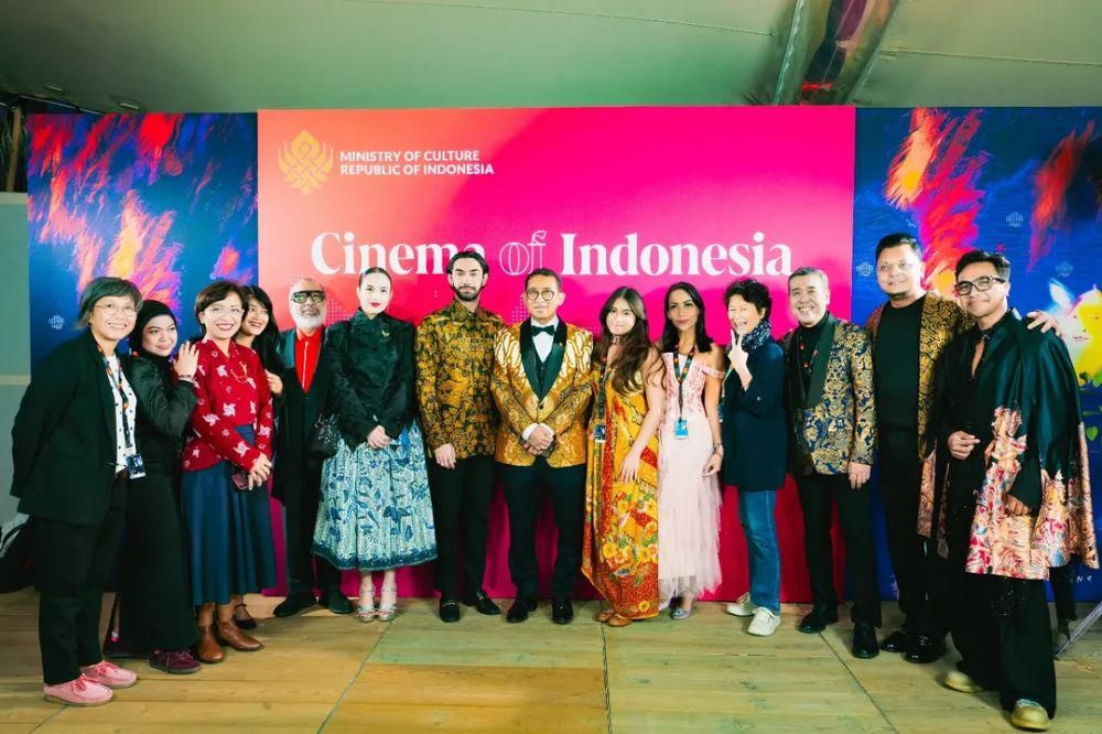 Warta Bandung Barat | 7 Gambar Chelsea Islan di Cannes Film Festival 2025 yang Menggoda dengan Jarik Tradisional