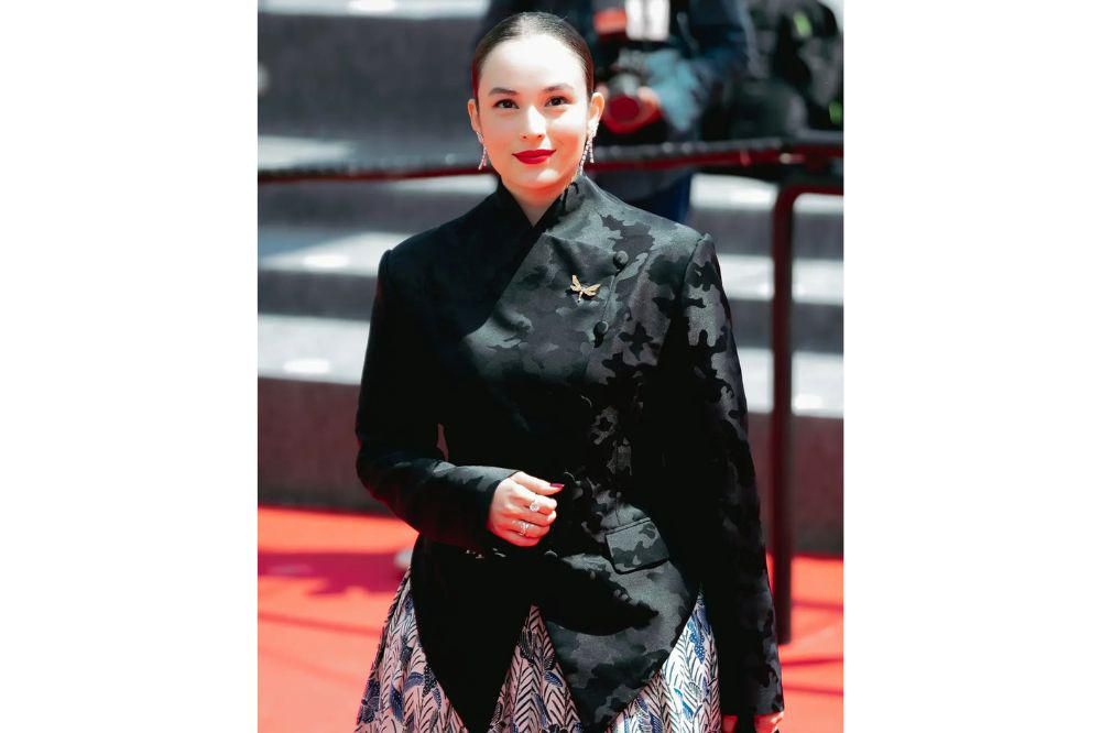 Warta Bandung Barat | 7 Gambar Chelsea Islan di Cannes Film Festival 2025 yang Menggoda dengan Jarik Tradisional