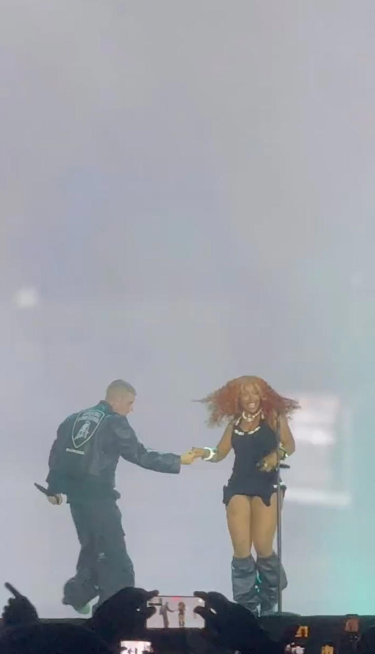 Hailey Bieber supports husband Justin during his surprise appearance at(02)