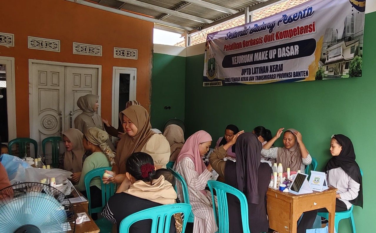 Disnakertrans Banten Beri Pelatihan Makeup di Desa Dukuh Kragilan, Warga: Sangat Membantu