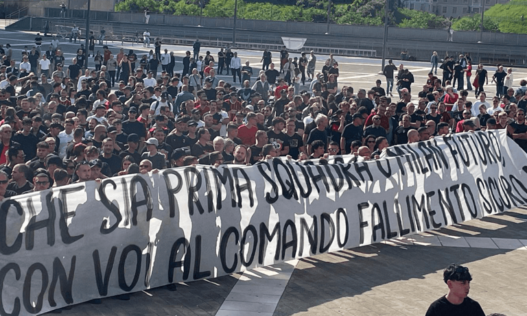 Milan, contestazione in sede: oltre 3000 tifosi presenti, doppio striscione contro proprietà e dirigenza