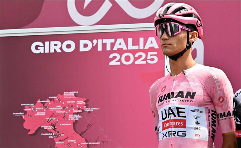 El ciclista mexicano Isaac Del Toro reafirmó su liderato en el Giro de Italia y amplió su ventaja a pesar de la aparatosa etapa 14 / FOTO: EFE