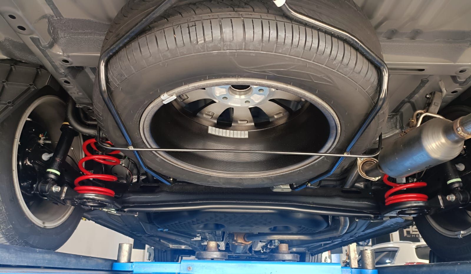 Ilustrasi ban serep di mobil bekas